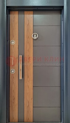 Коричневая входная дверь c МДФ панелью ЧД-01 в частный дом в Сосновый Бор