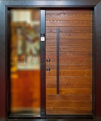 Коричневая входная дверь c МДФ панелью и стеклом ЧД-38 в частный дом в Сосновый Бор