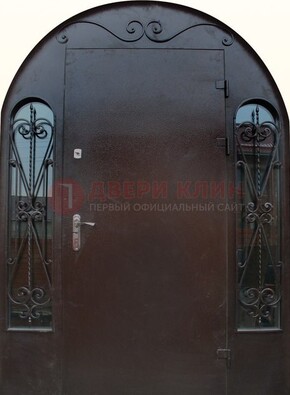 Арочная дверь со стеклом и ковкой ДА-16 под старину в Сосновый Бор