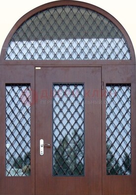 Крепкая стальная арочная дверь со стеклом и ковкой ДА-21 в Сосновый Бор