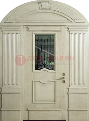 Белая входная дверь массив со стеклом и ковкой ДА-49 в Сосновый Бор