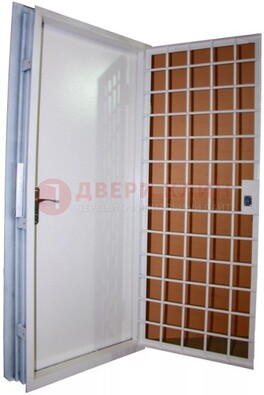 Белая стальная бронированная дверь с нитроэмалью ДБ-7 в Сосновый Бор