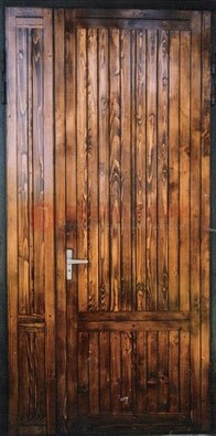 Коричневая металлическая дверь с евровагонкой ДЕ-10 в Сосновый Бор