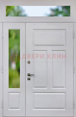 Белая полуторная железная дверь со стеклом и фрамугами ДФГ-10 в Сосновый Бор
