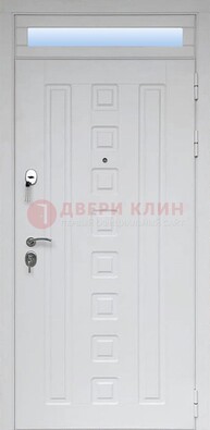 Белая металлическая дверь с фрамугой для коттеджа ДФГ-21 в Сосновый Бор