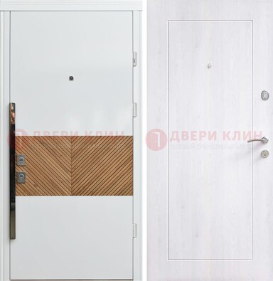 Белая железная дверь МДФ горизонтальной вставкой ДМ-265 в Сосновый Бор
