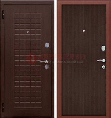 Коричневая металлическая дверь с МДФ ДМ-78 в квартиру в Сосновый Бор