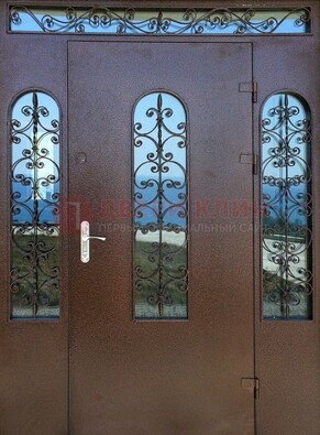Железная парадная дверь со стеклом и ковкой ДПР-16 для общественных зданий в Сосновый Бор