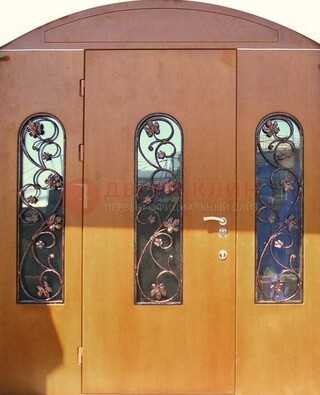 Парадная дверь со стеклянными вставками и ковкой ДПР-28 в общественное здание в Сосновый Бор