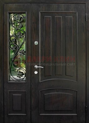Парадная дверь со стеклянными вставками и ковкой ДПР-31 в кирпичный дом в Сосновый Бор