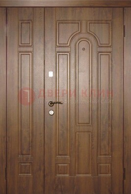 Двухстворчатая коричневая парадная дверь ДПР-48 в Сосновый Бор