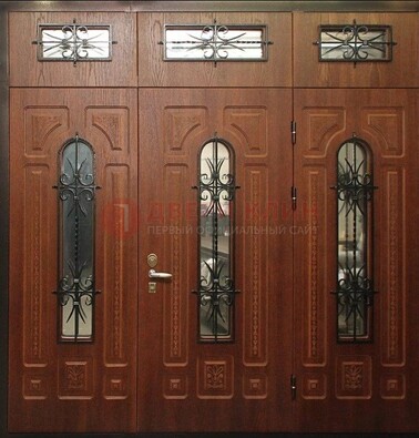 Парадная дверь с металлическими вставками и ковкой ДПР-72 в дом в Сосновый Бор