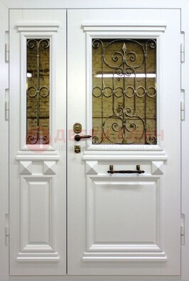 Белая парадная металлическая дверь со стеклом и ковкой ДПР-83 в Сосновый Бор