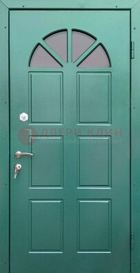 Зеленая стальная дверь со стеклом для дома ДС-28 в Сосновый Бор