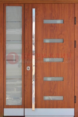Коричневая металлическая дверь со стеклом ДС-72 в Сосновый Бор