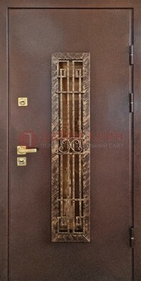 Металлическая дверь с порошковым напылением со стеклом и ковкой ДСК-110 в Сосновый Бор