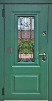 Зеленая металлическая дверь со стеклом и ковкой ДСК-113 в Сосновый Бор