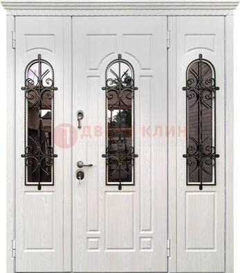 Белая распашная стальная дверь со стеклом и ковкой ДСК-125 в Сосновый Бор
