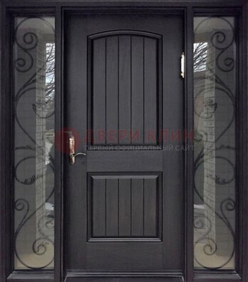 Черная уличная дверь со стеклом и ковкой фрамугами ДСК-140 в Сосновый Бор