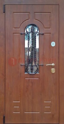 Темная железная дверь со стеклом и ковкой в коричневом цвете ДСК-154 в Сосновый Бор