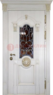 Белая железная дверь со стеклом и ковкой для кирпичного дома ДСК-155 в Сосновый Бор