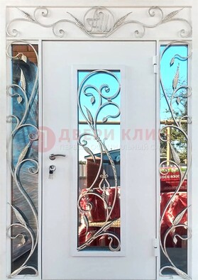 Белая входная дверь порошок со стеклом и ковкой ДСК-165 в Сосновый Бор