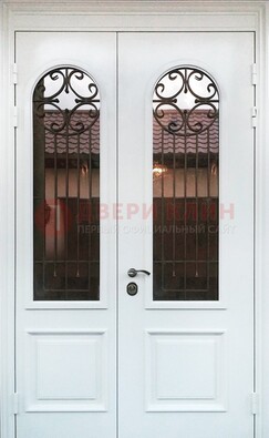 Белая стальная дверь стекло с ковкой и филенкой ДСК-201 в Сосновый Бор