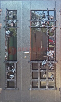 Распашная уличная дверь Порошок со стеклом и ковкой ДСК-221 в Сосновый Бор