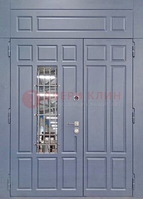 Серая двухстворчатая дверь Винорит со стеклом и ковкой ДСК-234 RAL 7024 в Сосновый Бор