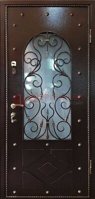 Влагостойкая дверь со стеклом и ковкой с декором ДСК-37 в Сосновый Бор