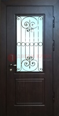Железная дверь со стеклом и ковкой ДСК-65 для общественных зданий в Сосновый Бор