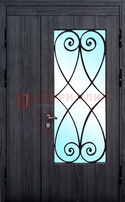 Стальная дверь со стеклом и ковкой ДСК-69 в деревянный дом в Сосновый Бор