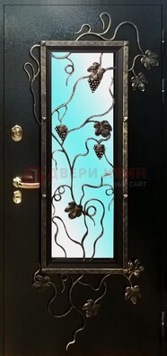 Железная дверь со стеклом и ковкой ДСК-70 для деревянного дома в Сосновый Бор