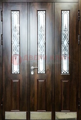 Входная дверь со стеклом и ковкой ДСК-72 в кирпичный дом в Сосновый Бор
