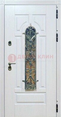 Белая остекленная металлическая дверь с ковкой ДСК-98 в Сосновый Бор