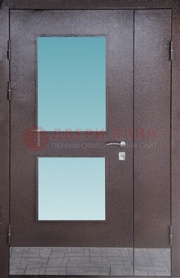 Коричневая тамбурная дверь со стеклянными вставками ДТМ-21 в Сосновый Бор