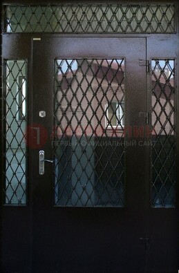Коричневая тамбурная дверь со стеклянными вставками и ковкой ДТМ-32 в Сосновый Бор