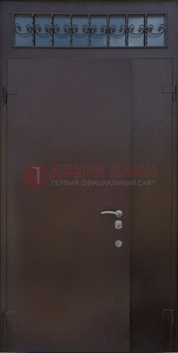 Коричневая тамбурная дверь со стеклянными вставками и ковкой ДТМ-39 в Сосновый Бор