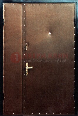 Коричневая тамбурная дверь с оформлением ДТМ-40 в Сосновый Бор