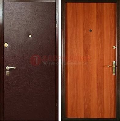 Коричневая металлическая дверь с винилискожей ДВ-20 в Сосновый Бор