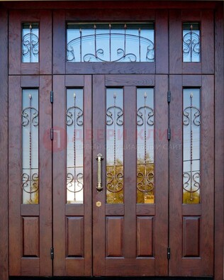 Коричневая парадная дверь с виноритом и ковкой ДВТ-168 в Сосновый Бор