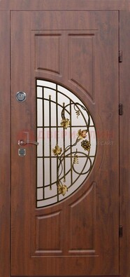 Стальная коричневая дверь с виноритом и ковкой ДВТ-82 в Сосновый Бор