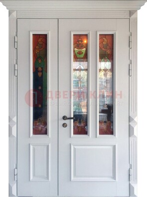 Белая полуторная металлическая дверь с витражом ВЖ-12 в Сосновый Бор