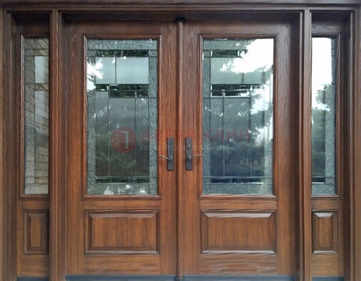 Распашная стальная дверь с массивом с витражом и фрамугами ВЖ-21 в Сосновый Бор