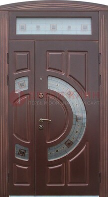 Коричневая двухстворчатая железная дверь с МДФ и витражом ВЖ-29 в Сосновый Бор