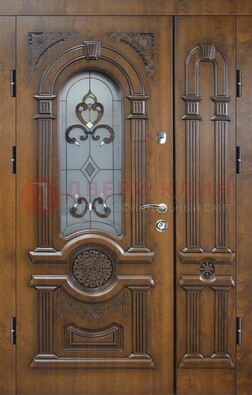 Коричневая двухстворчатая железная дверь с МДФ и витражом ВЖ-32 в Сосновый Бор