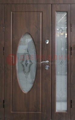 Коричневая двухстворчатая железная дверь с МДФ и витражом ВЖ-33 в Сосновый Бор